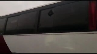 Ônibus do Corinthians chegando apedrejado no Maracanã na final da Copa do Brasil 2022