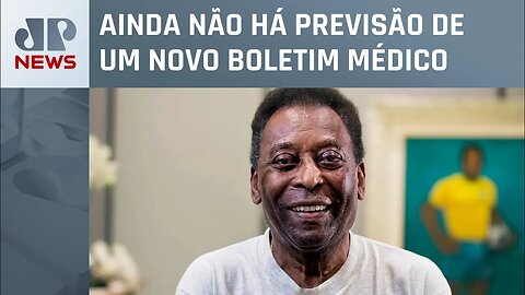 Pelé segue internado em SP para uma reavaliação da quimioterapia