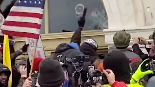 Trump Supporters Stop 'Antifa' From Breaking Into Capitol | NTD