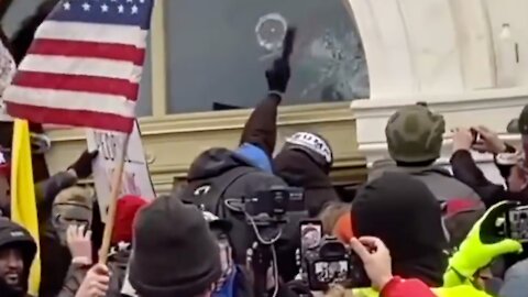 Trump Supporters Stop 'Antifa' From Breaking Into Capitol | NTD