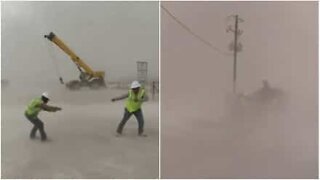 Bygningsarbeidere i Texas blir fanget i en intens sandstorm