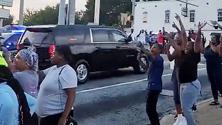 Black Neighborhoods in Atlanta scream “Free Trump!!” as his Motorcade passes through 🚨✊🏿