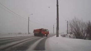 Neve na estrada quase resulta em acidente