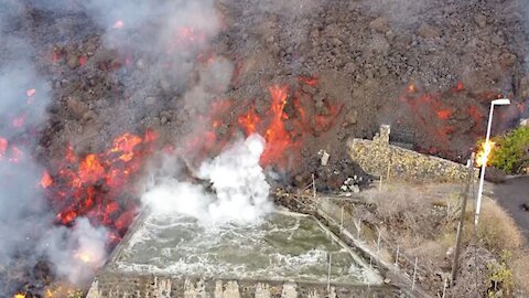 La lava entra en Todoque y su llegada al mar podría tardar más de lo previsto