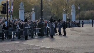 The kings guards shouts aknolages Royal cars passing #buckinghampalace