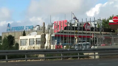 Elvis Restaurant in Israel - finish the walk with me on the road to this American-flavor cafe.