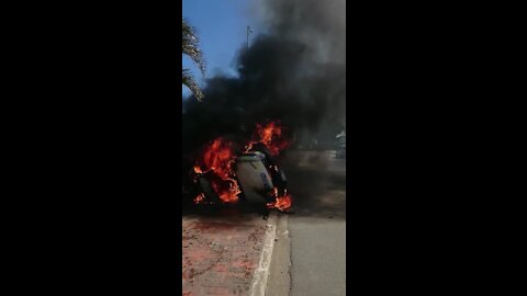 WATCH: UniZulu students torch police vehicles (g5t)