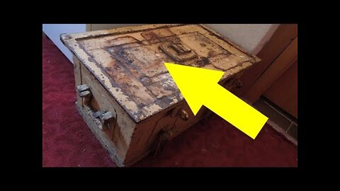 Woman Finds Something Shocking In The Safe She Inherited From Her Great Aunt