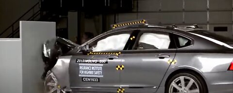 Crash Test Genesis G90 VS 2017 Volvo S90