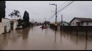 Enchentes em SC agora ... cade lula para ajudar os catarinenses ? estam atuando hamas e israel ! :-(