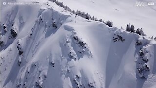 Avalanche quase enterra snowboarder