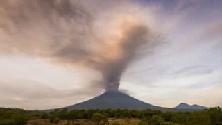 Vulcão em Bali expele cinza em timelapse impressionante