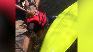 Hilarious Woman Falls in the Water When She Tries to Step Into a Kayak