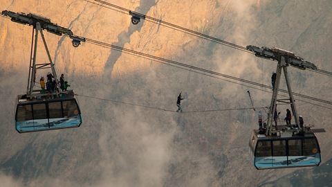 Slackliners Cross Between 150 Metre High Cable Cars