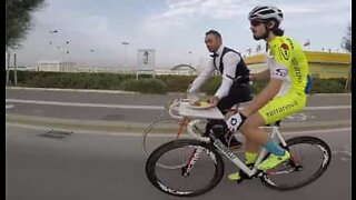 Repas sur deux roues: ce cycliste déjeune en pédalant