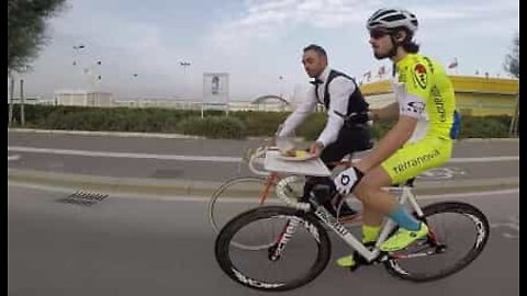 Repas sur deux roues: ce cycliste déjeune en pédalant