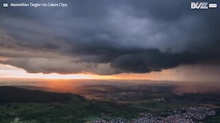 Un orage pendant le coucher de soleil crée un paysage époustouflant