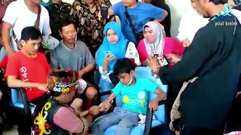 Pengobatan Ibu Ida Dayak | tulang anak ini menonjol keluar