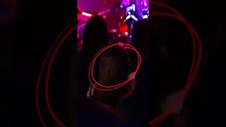 ROSTO ESTRANHO SE FORMOU EM SHOW DE ROCK, VÍDEO REAL DE UM INSCRITO