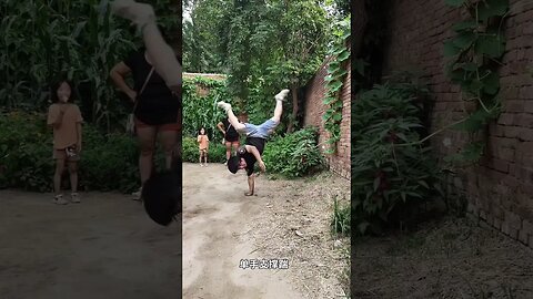 地上翻滚练功，没事多做运动/Rolling on the ground to practice martial arts