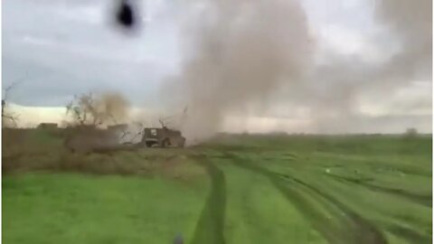 🔴 Ukrainian Humvees Speed Through Russian Artillery Fire After Charging Russian Positions In Kherson
