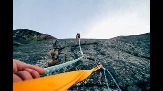 Alpinista dá passo em falso e cai durante escalada