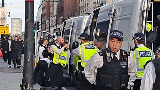 riot police putting on riot gear marble arch 25 September 2022 #metpolice