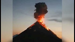 Backpackere camperer ved vulkan i udbrud