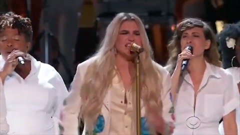 Kesha Is Joined by Camila Cabello and Others For Moving 'Praying' Performance | 2018 Grammys