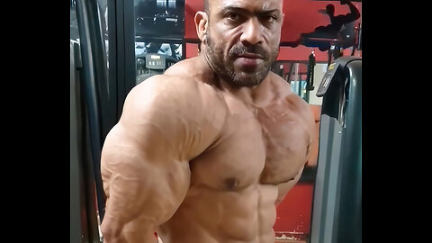 Arab Muscle Daddy posing
