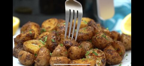 How to Make Crispy Air Fryer Potatoes - Sweet and Savory Meals.mp4