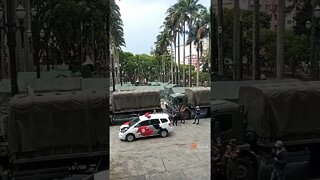 Exercito na praça da se fazendo acampamento