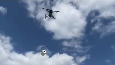 Homem usa drone entrega papel higiênico