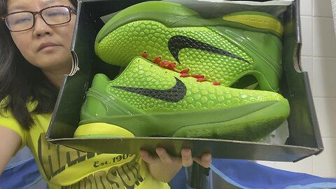 This is a pair FAKE Nike Kobe shoes , can you tell why it’s fake?
