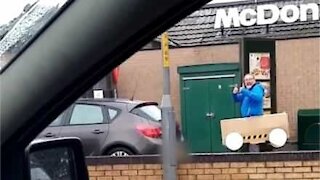 Homem cria carro de papelão para pegar fila no McDonald’s