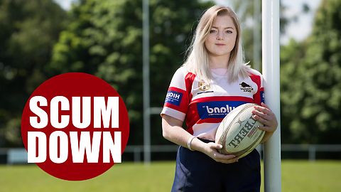 A young female rugby player has been given a bravery award for tackling a robber to the ground