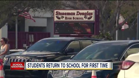 Parkland students, parents return to Stoneman Douglas High School for 1st time since mass shooting