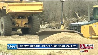Crews repair Union Dike near Valley
