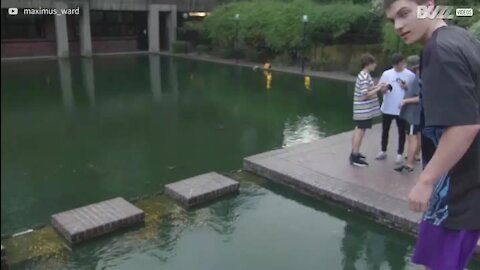 Praticante de parkour erra manobra e toma banho em lago