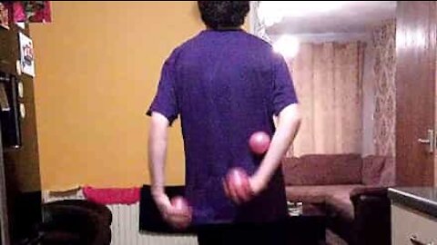 Man juggles balls behind his back