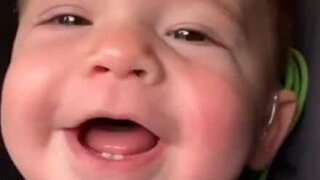 Døve baby hører sin mors stemme for første gang