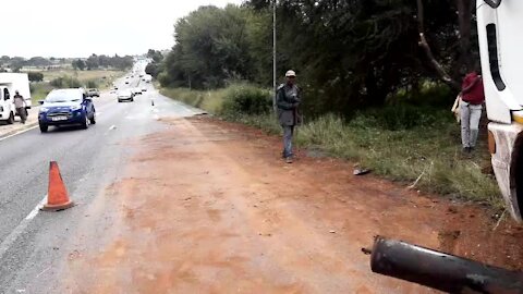 SOUTH AFRICA - Johannesburg - Tanker recovery on highway (Video) (SNZ)