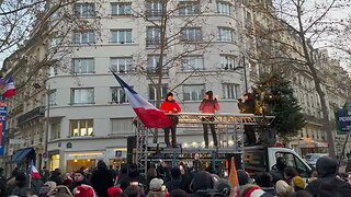 Myriam Palomba prend la parole à la manifestation, place Pierres Laroques à Paris le 17/12/2022