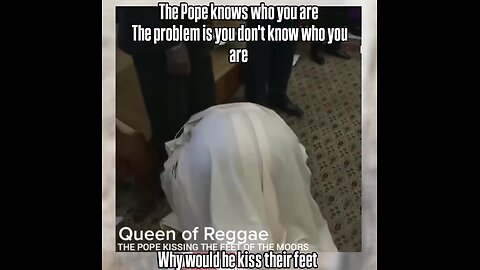Папа Франциск целува нозете на Маврите