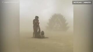 Burning Man: Casal pratica yoga em meio a tempestade de areia