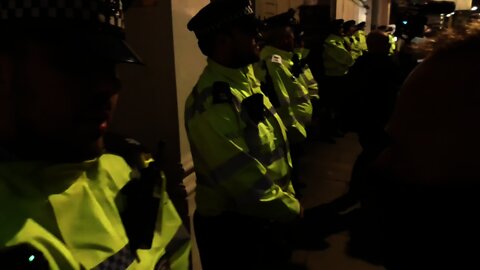 WHY ARE PROTECTING FASCIST #worldwidefreedomrally #METPOLICE 20/11/21