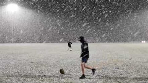 Neve surpreende treino de futebol australiano após mais de meio século