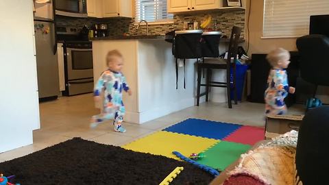 Twin babies create awesome optical illusion for camera