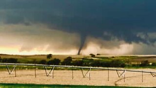 Storm chaser films giant tornado in Nebraska