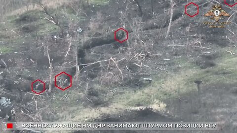 Soldiers of the 100th brigade of the DPR storm the positions of the Ukrainian troops near Nevelskoye